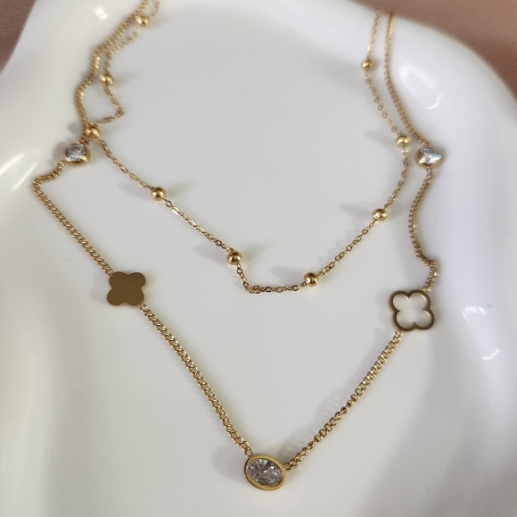Stainless steel layered crystal clover necklace - Picture 3 of 5